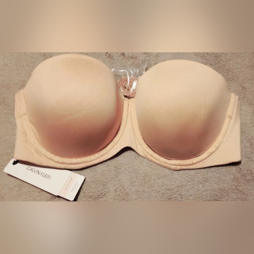 Brand New With Tags calvin Klein t-shirt bra. Strapless/ multi-way straps